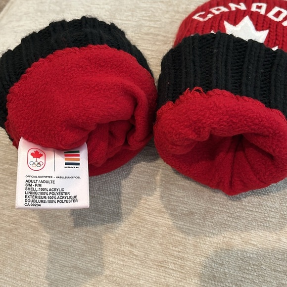 Ladies Canada/Maple Leaf Mittens - Picture 3 of 6